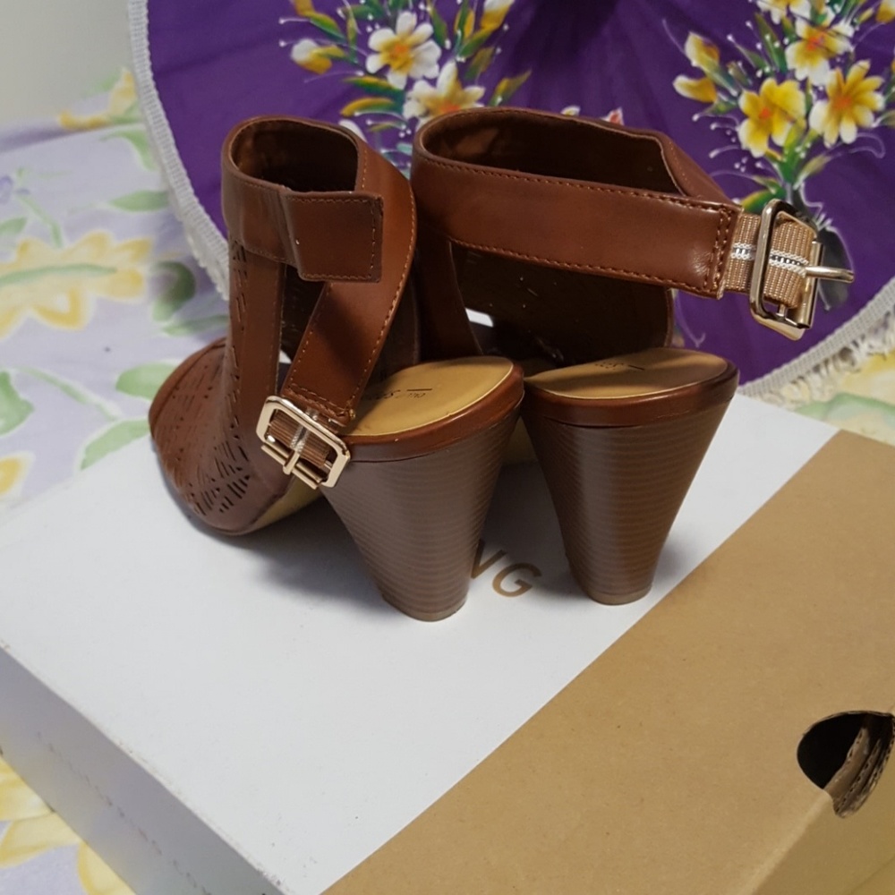 shoes - Picture 2 of 4